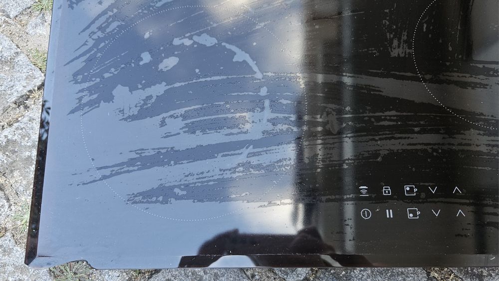 Vendo fogão de indução. Pequeno lascado no canto inferior esquerdo.