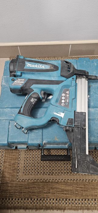 Gwoździarka Makita GN420C do betonu gazowa