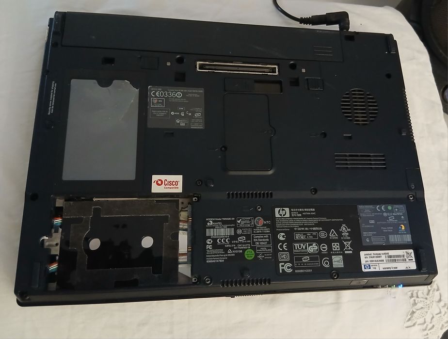 Portatil HP Modelo nw8240 para Arranjo ou peças Acende tá sem Disco