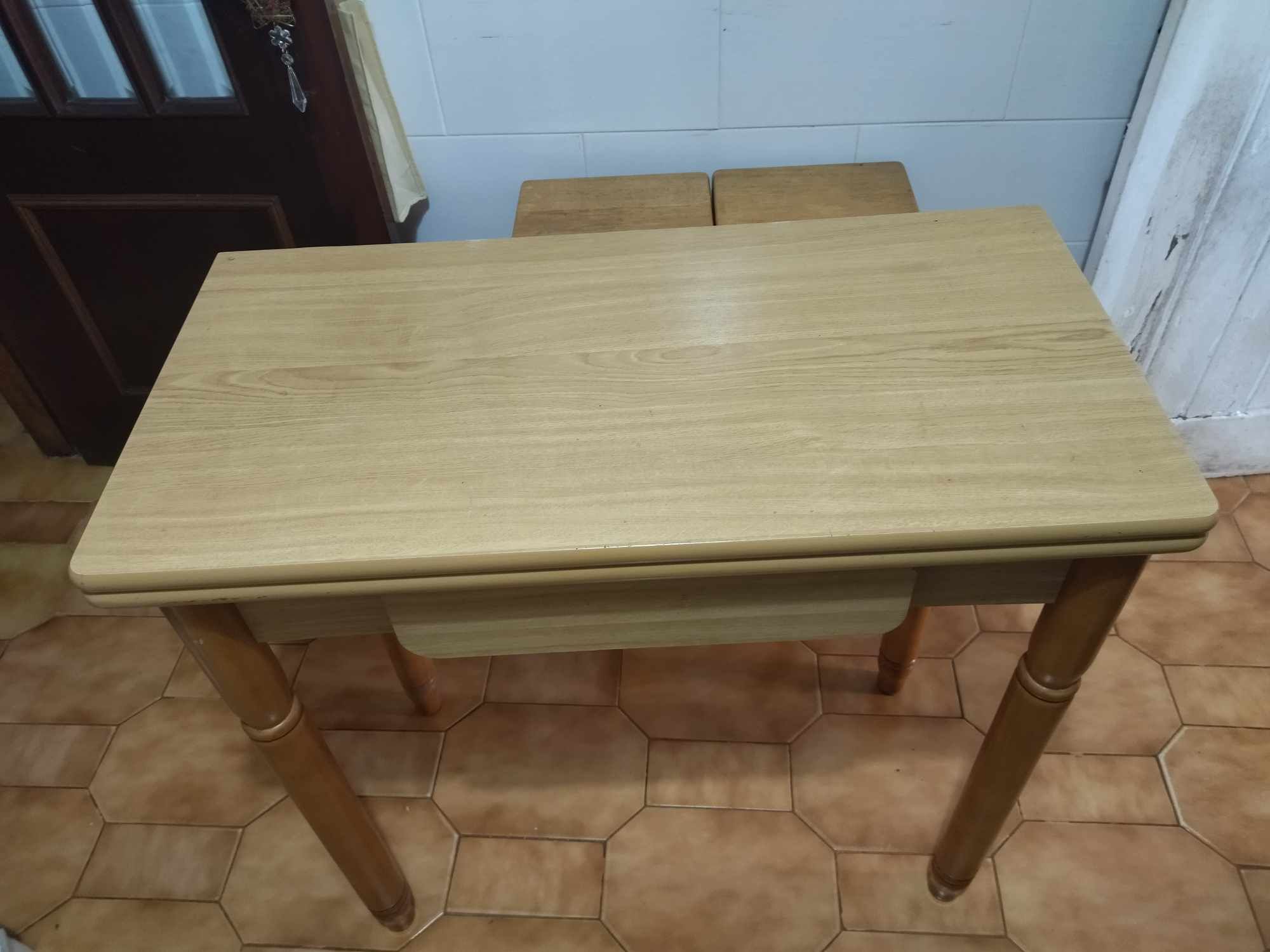 Mesa extensível com gaveta e 2 cadeiras