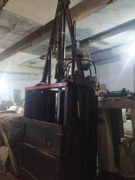 Пресс гідравлічний для макулатури ПЕТ та плівки.