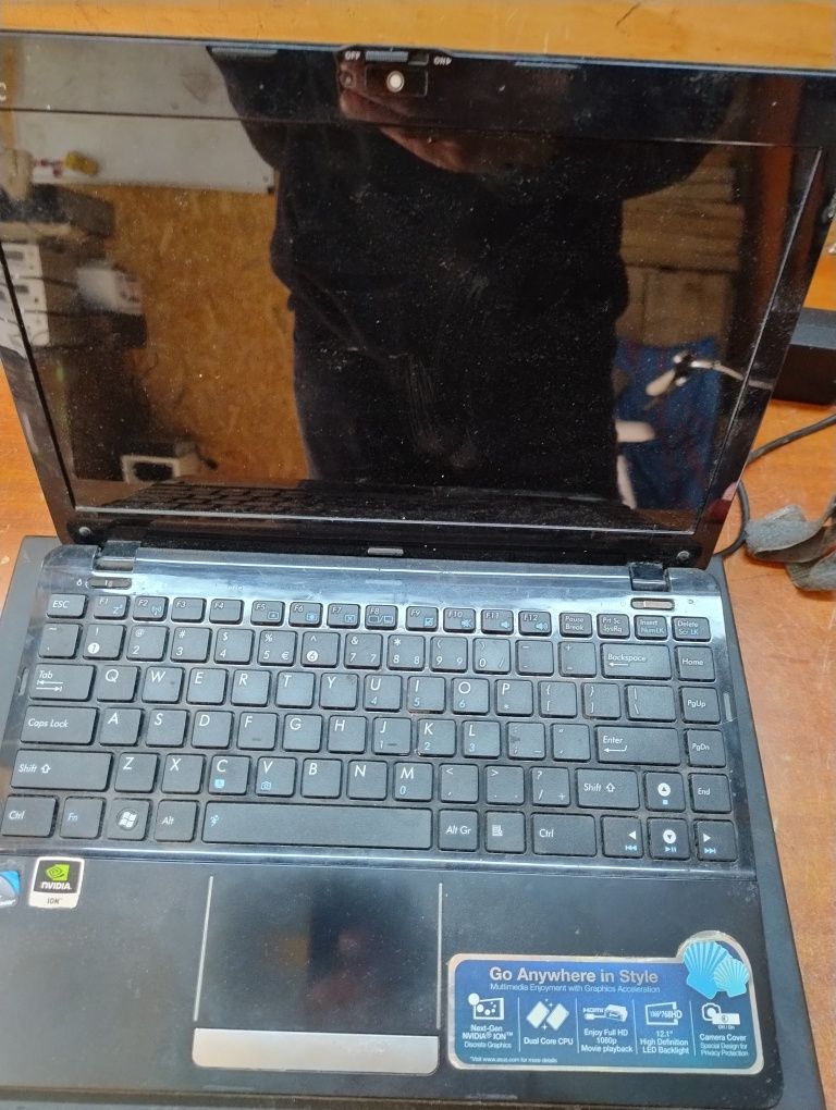 Stare laptopy na części.