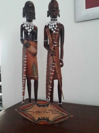 Esculturas africanas, madeira(46cms) e missangas. Hoje 20% desconto.