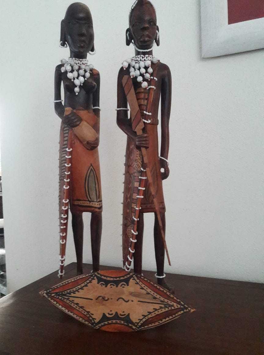Esculturas africanas, madeira(46cms) e missangas.
