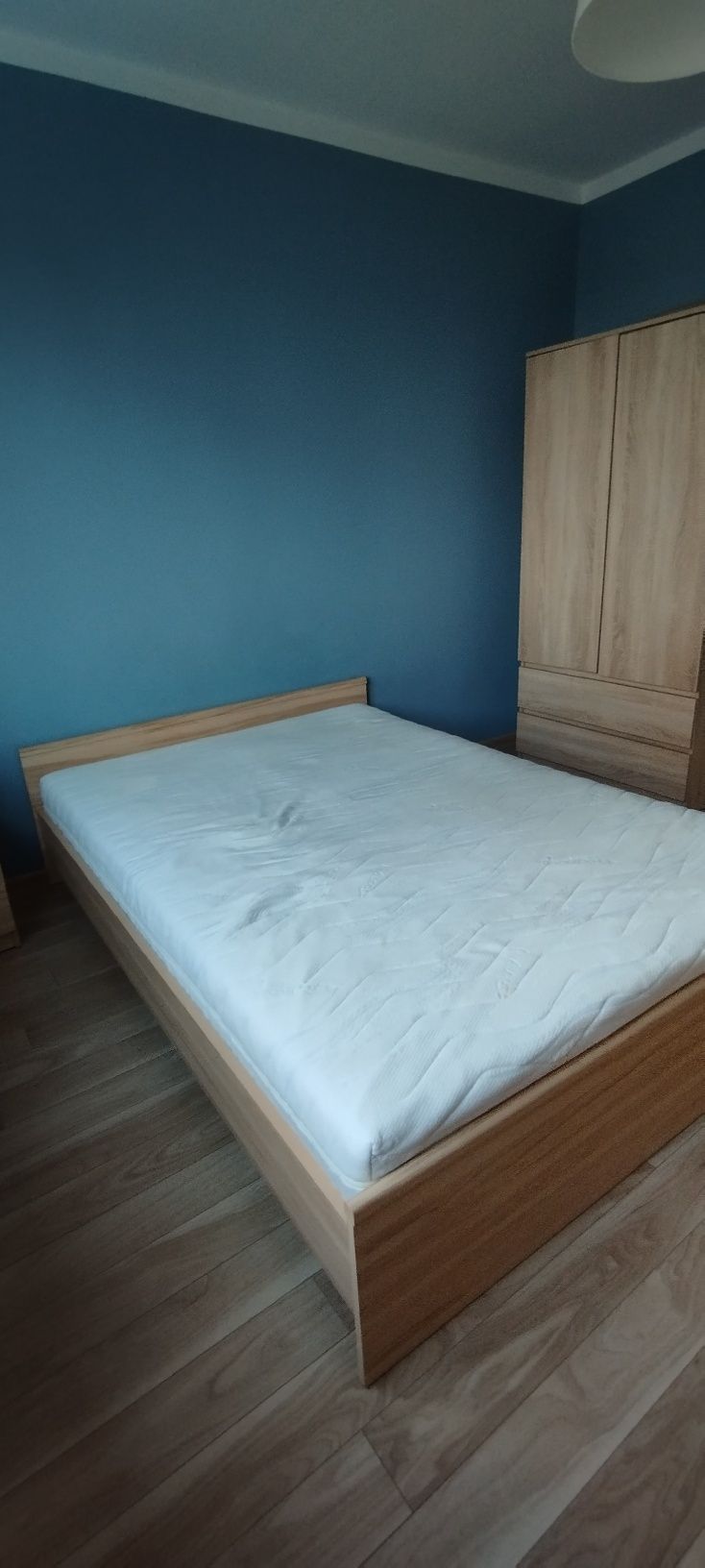 Zestaw Łóżko z materacem,  komoda, witryna