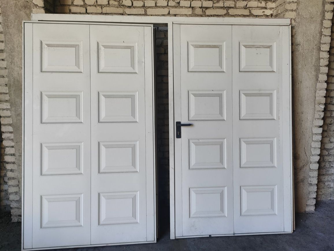 Drzwi garażowe dwuskrzydłowe 220x260