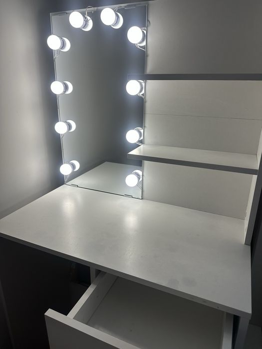 Toaletka z oświetleniem led