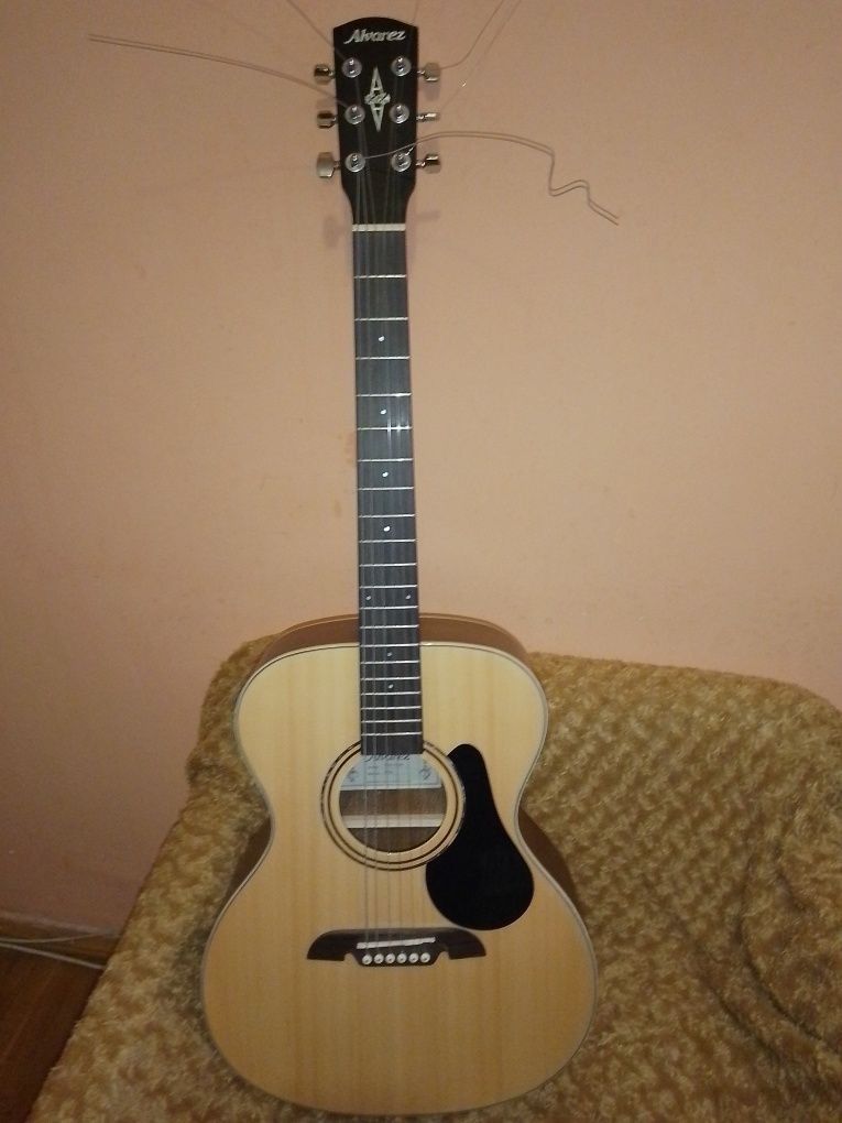 Акустическая гитара Alvarez
