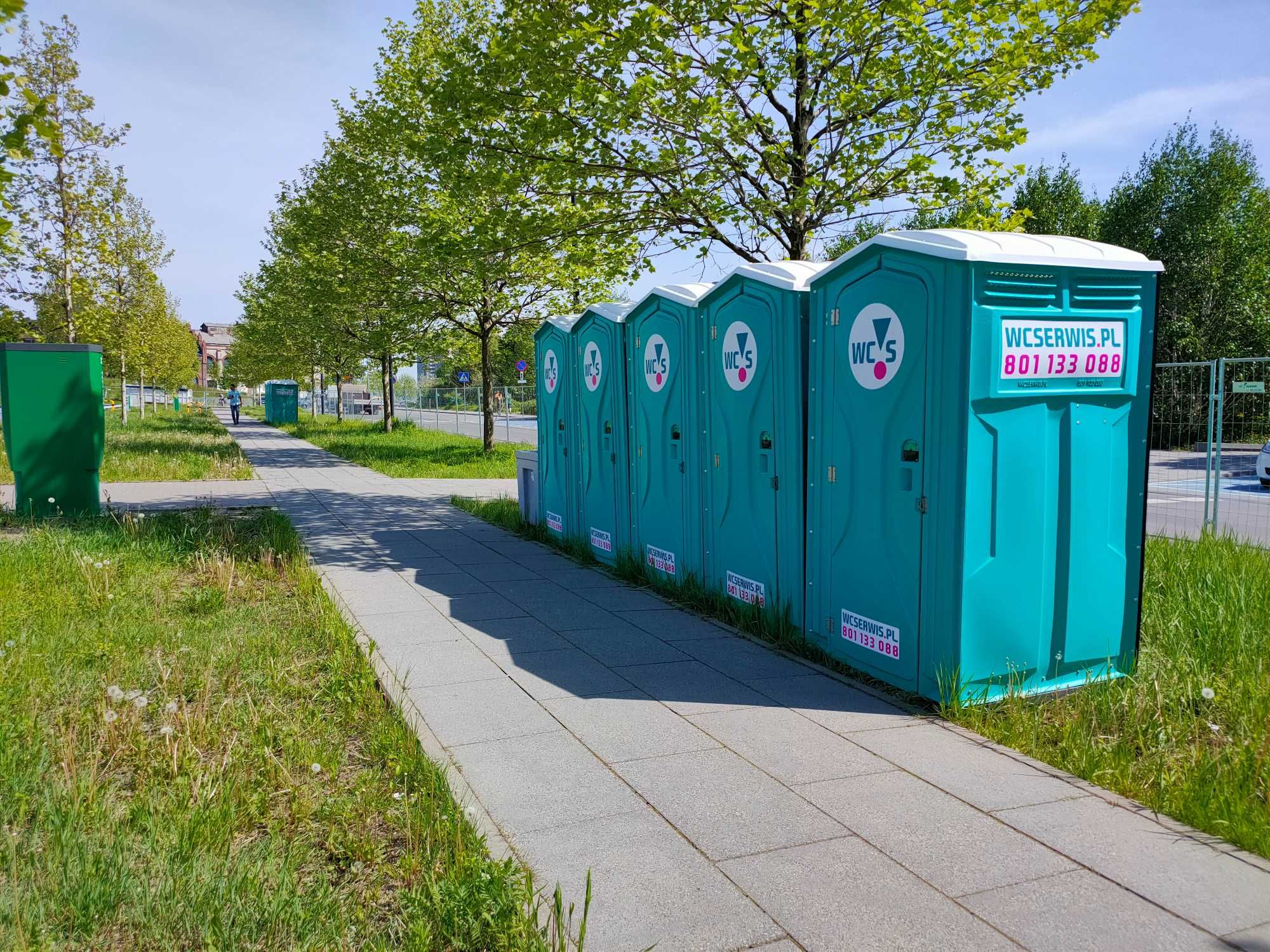 Wynajmij toaletę przenośną standardową lub z umywalką