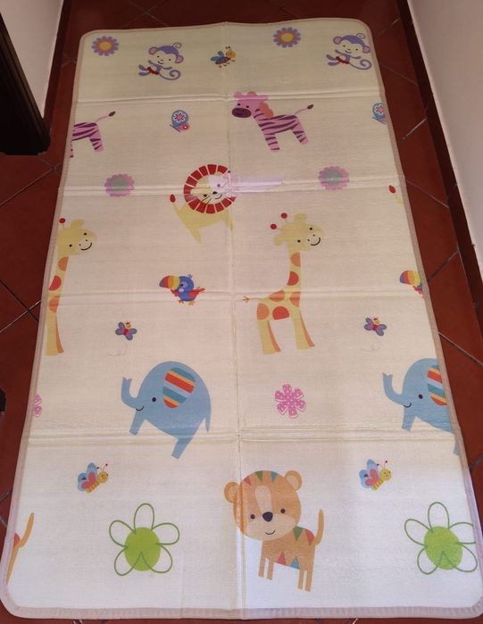 Tapete de brincar de criança em bom estado