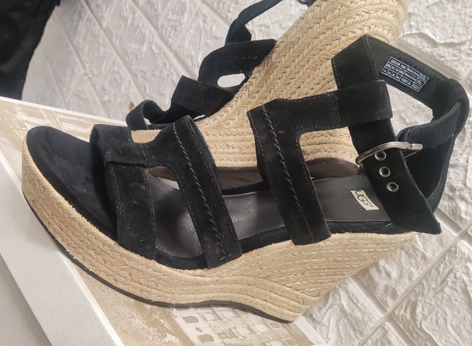 Sandały na koturnie 42 UGG