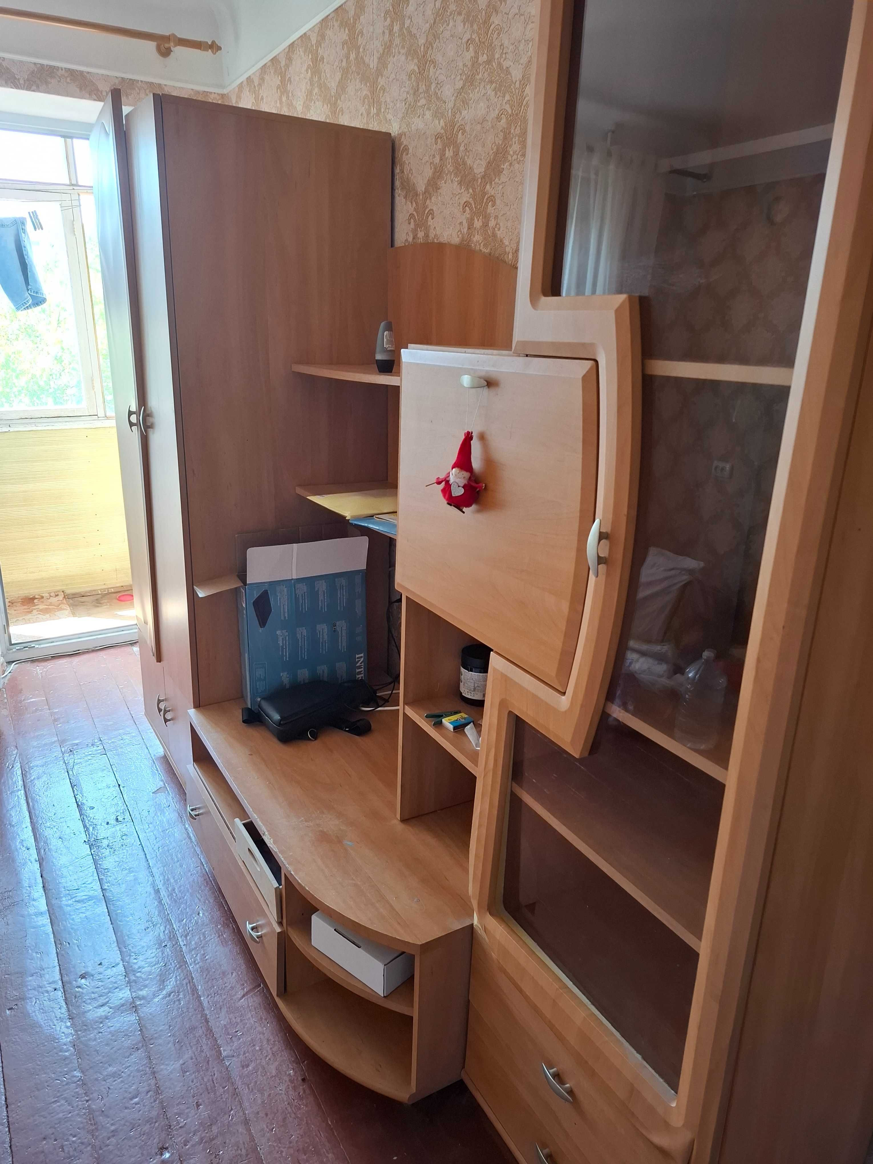 Подарую меблеву стінку і шафу