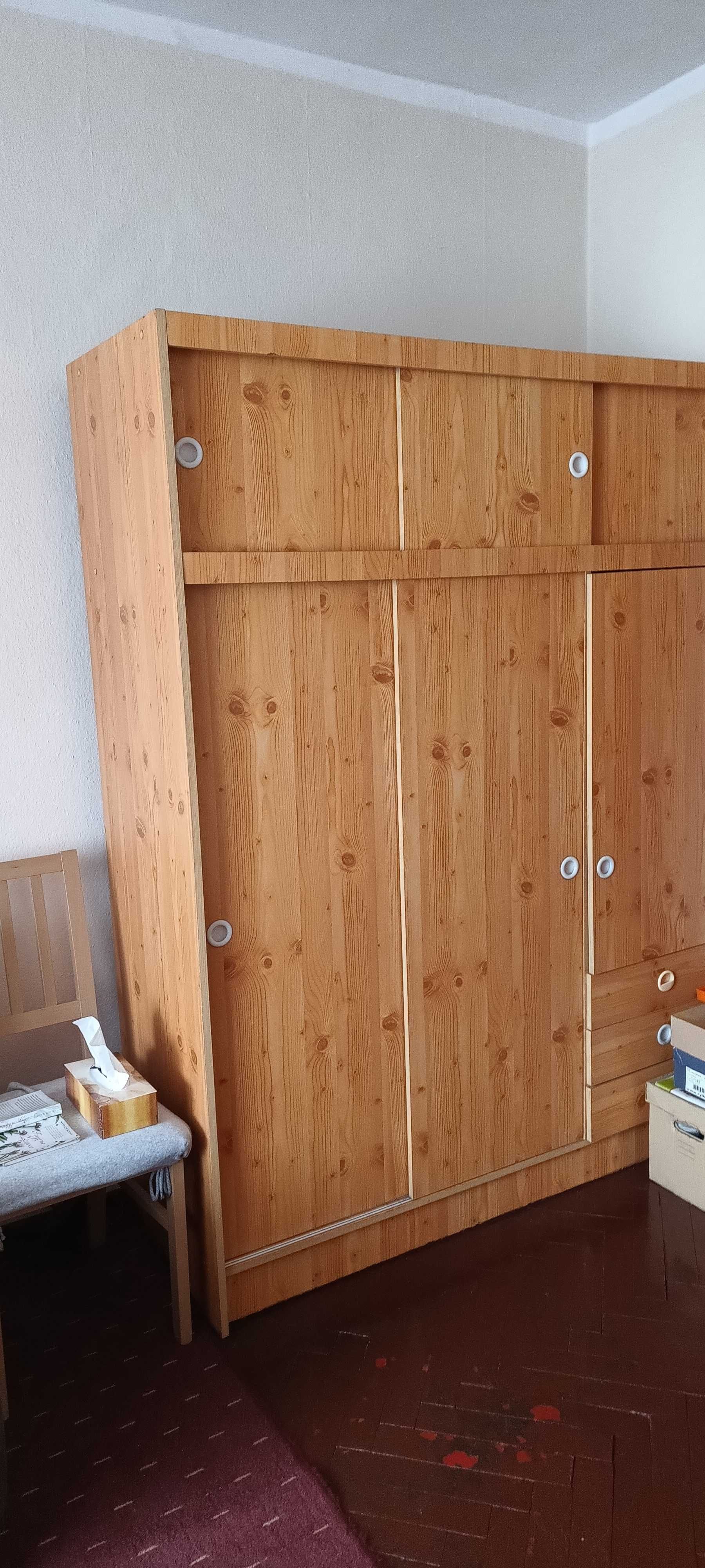 szafa z przesuwanymi drzwiami i szufladami, pojemna