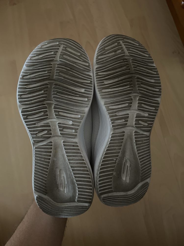 Vendo Tennis Skechers.