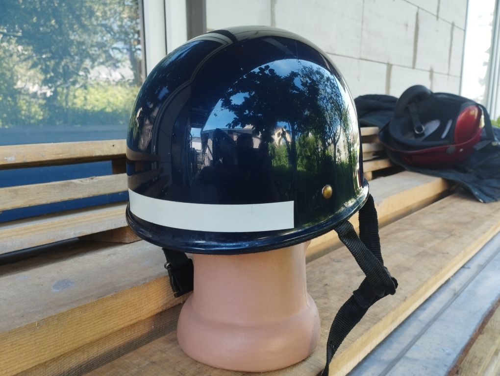 Шлем каска с козырьком размер 57-58см