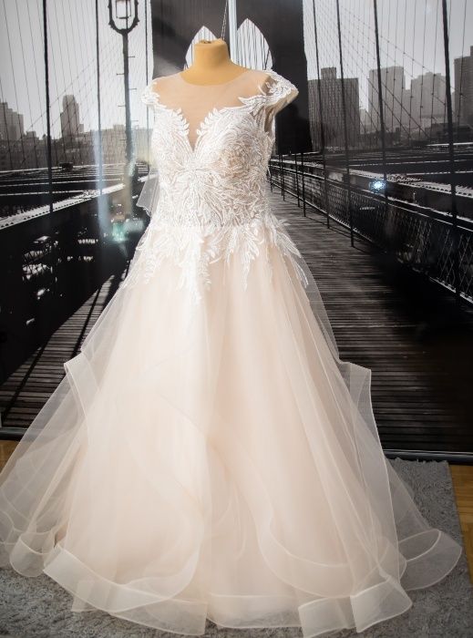 suknia ślubna rozmiar 42/44 z falbanami