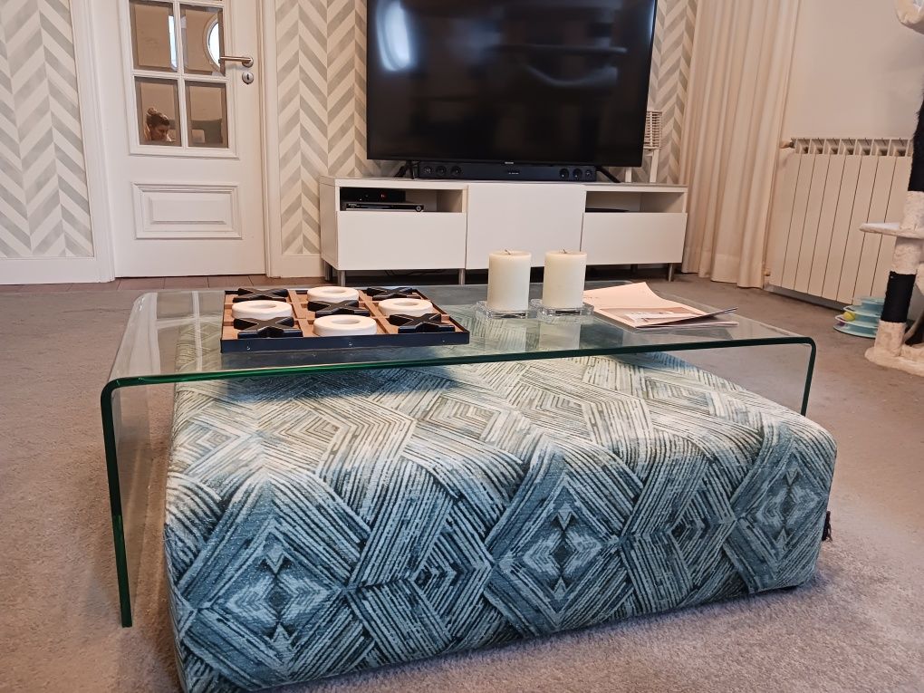 Mesa de centro em vidro e pouf