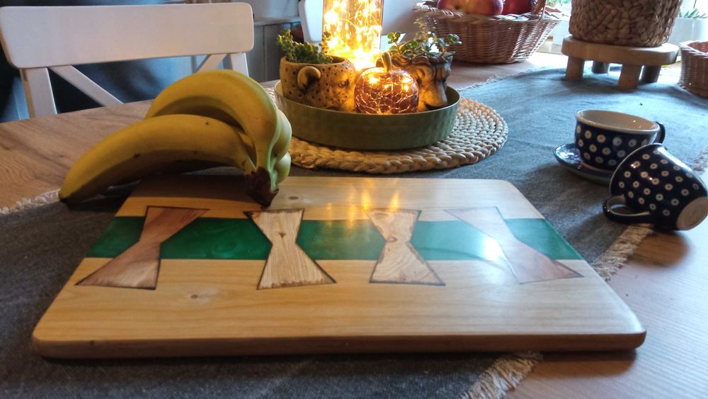 Deska do serwowania potraw z drewna i żywicy