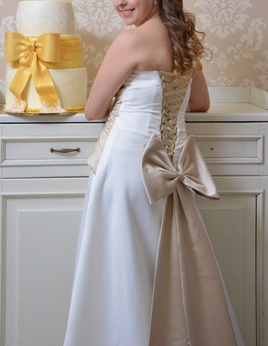 Весільна сукня зі шлейфом