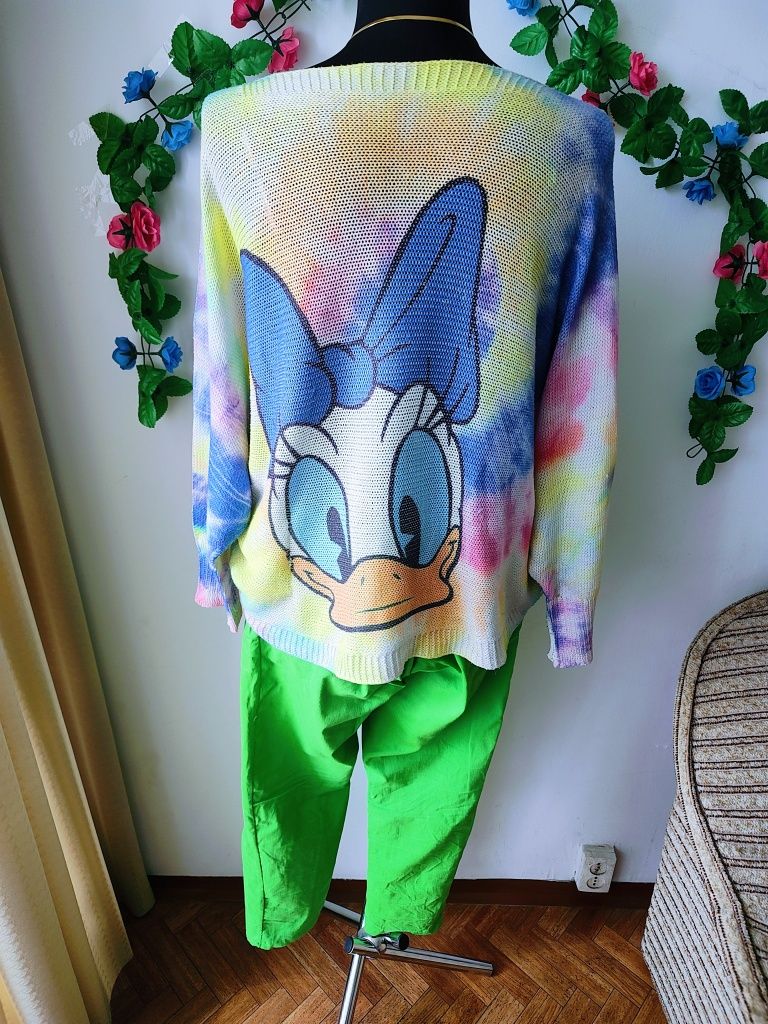 Kolorowy sweter oversize z Daisy duck styl disney tie-dye modny look
