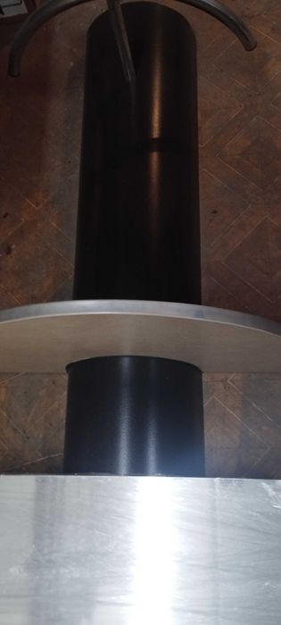 Дзеркала,стійка,робоче місце перукаря