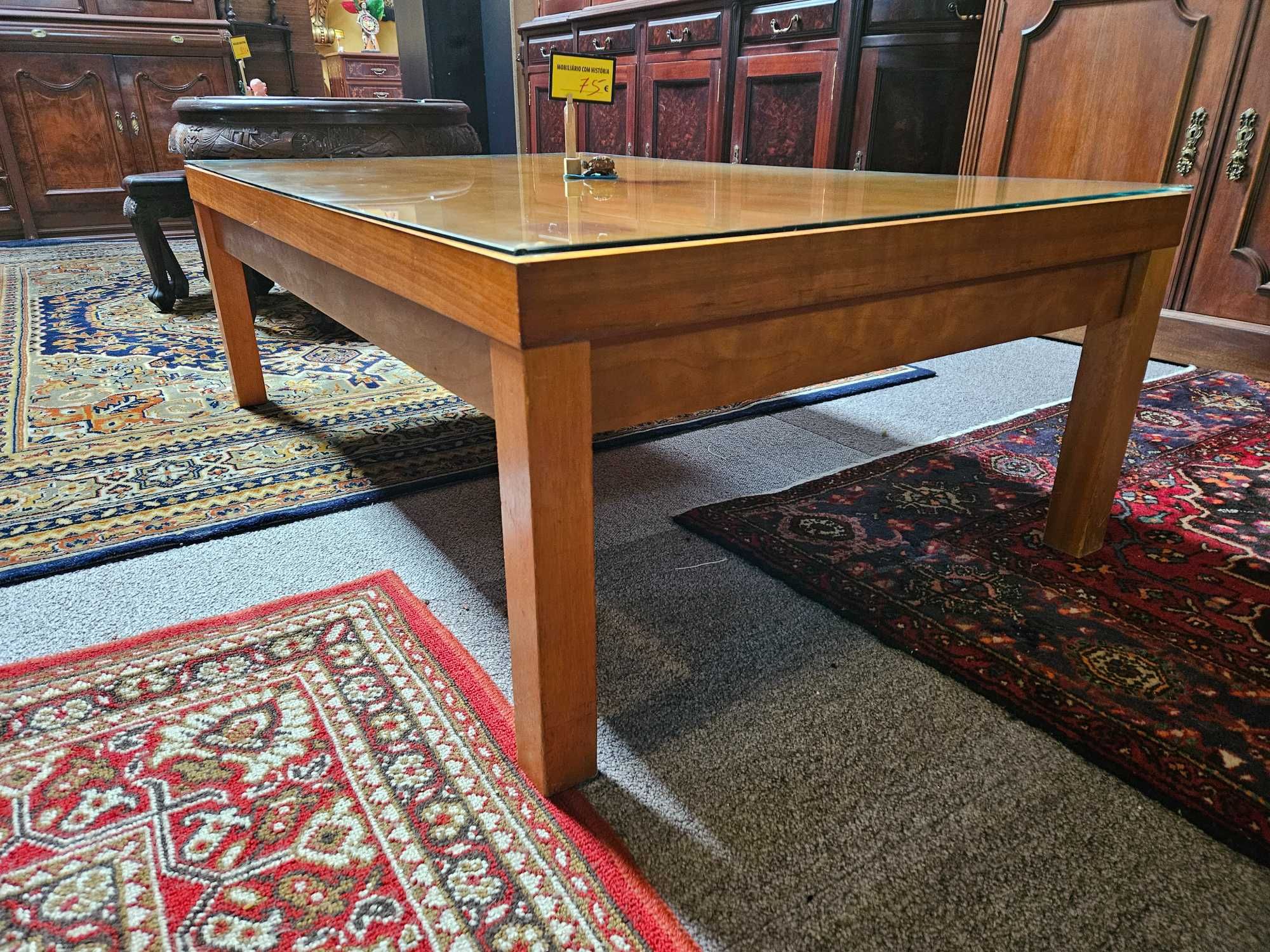 Grande mesa de centro em madeira com vidro de pr