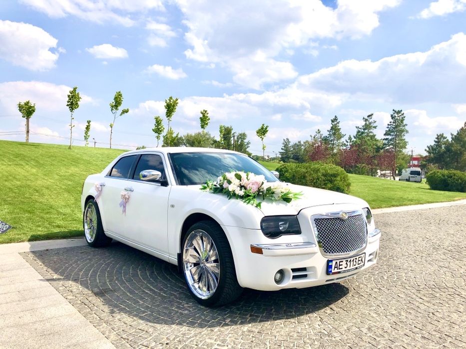 Прокат авто. Заказ авто на свадьбу. Аренда белоснежного Крайслер 300С