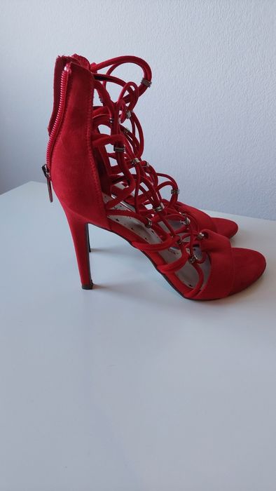 Sandalia vermelha com tiras