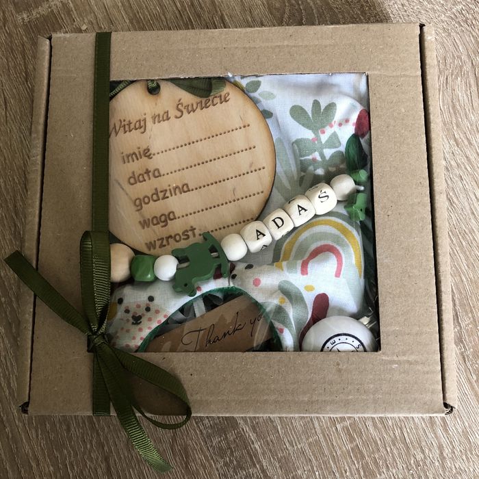 Adaś zawieszka do smoczka przytulanka metryczka