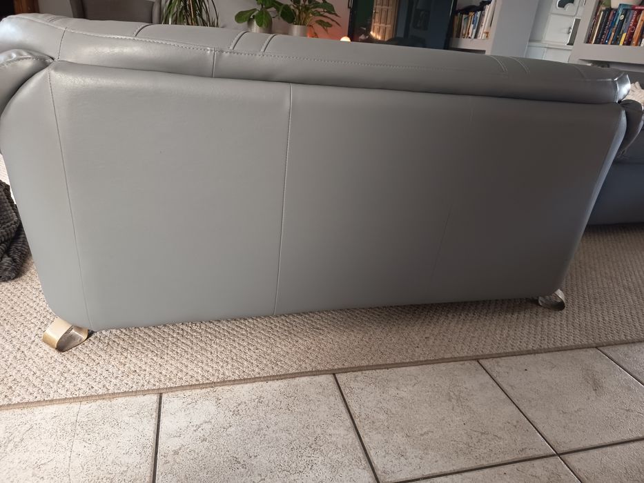 Stylowa kanapa z ekoskóry – szara, elegancka i niezwykle wygodna*