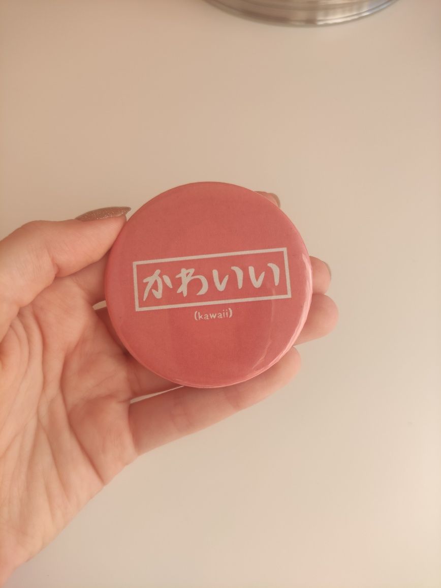 Różowa przypinka kawaii napis japoński harajuku badge