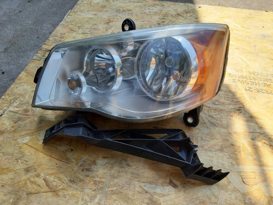 Lampa przednia Chrysler Voyager 11-18r lewa oryginał Caravan