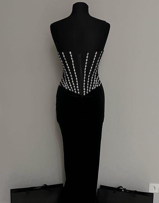 Сукня чорна зі шлейфом корсетна