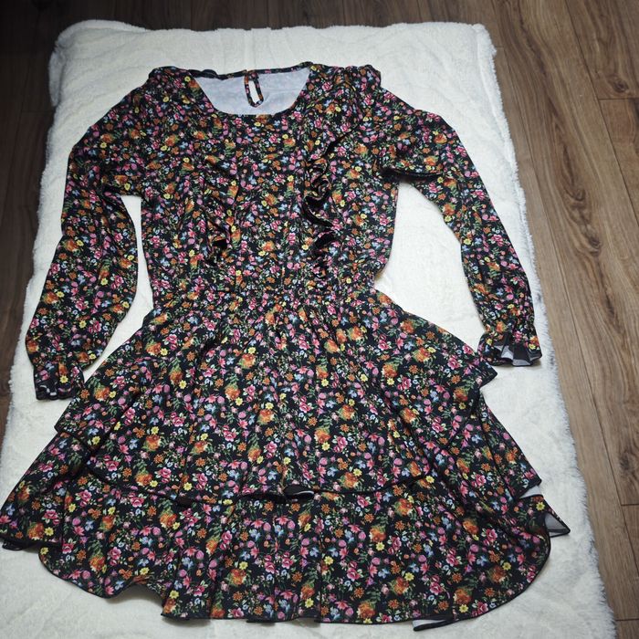 Sukienka w falbanką