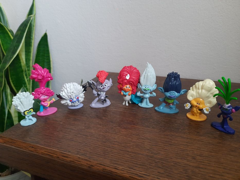 Zestaw nowych figurek z bajki trolle Trolls World