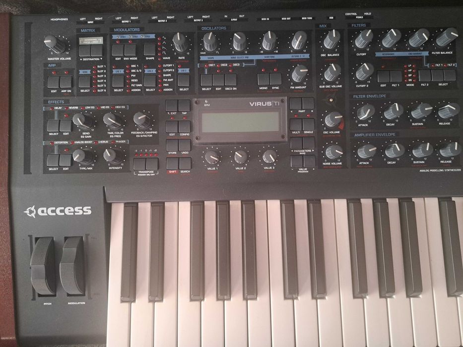 Access Virus TI syntezator