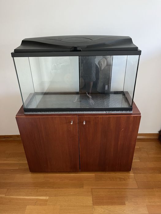 Aquário com acessórios, funcional e armário