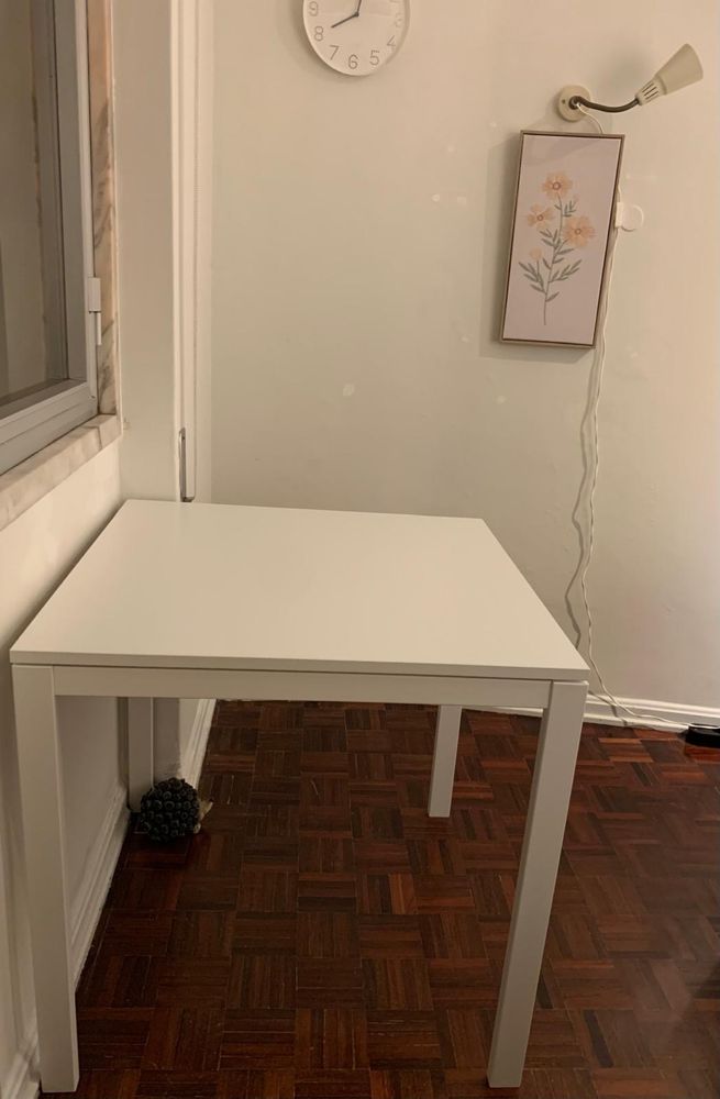 Mesa quadrada, de boa qualidade e um design elegante.