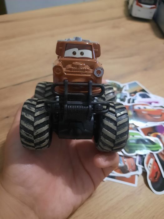 Auto złomek plus dużo naklejek z zygzaka McQueena