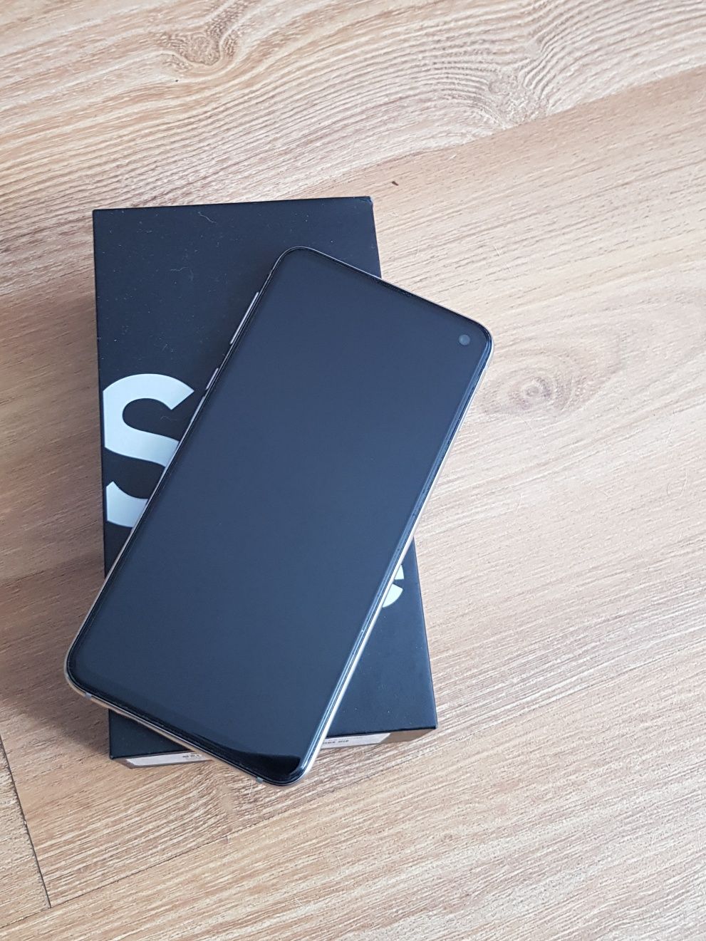 Продам SAMSUNG S 10e. Оригінал на 2 сім карти.