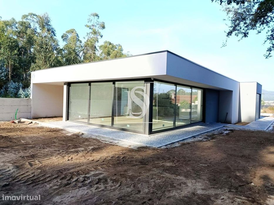 Moradia T3 térrea nova em Vila Cova – Privacidade e conforto.