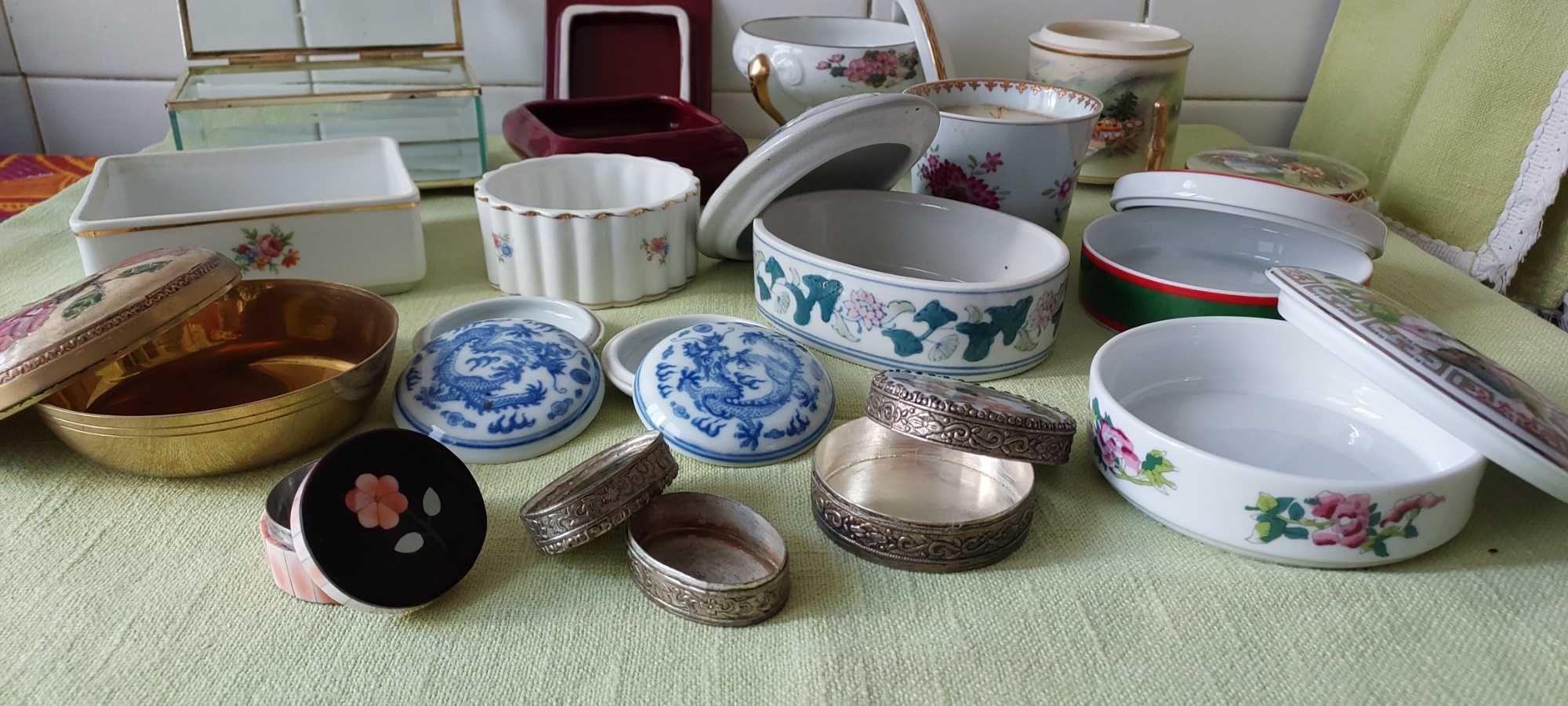 Caixinhas antigas de vidro e porcelana