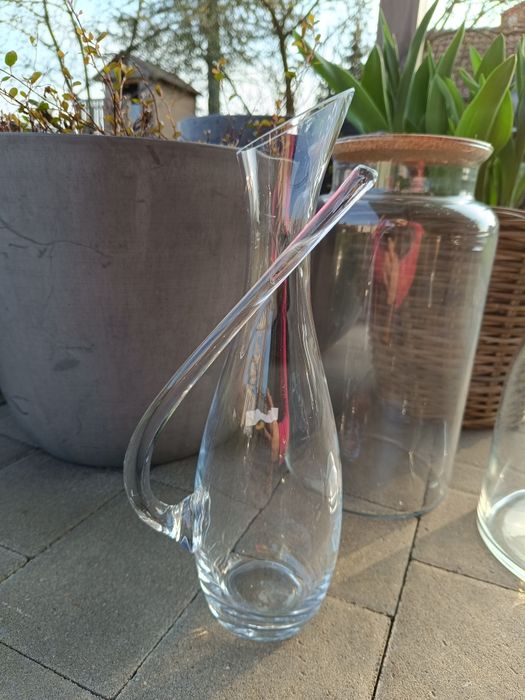 Szklany awangardowy dzbanek karafka