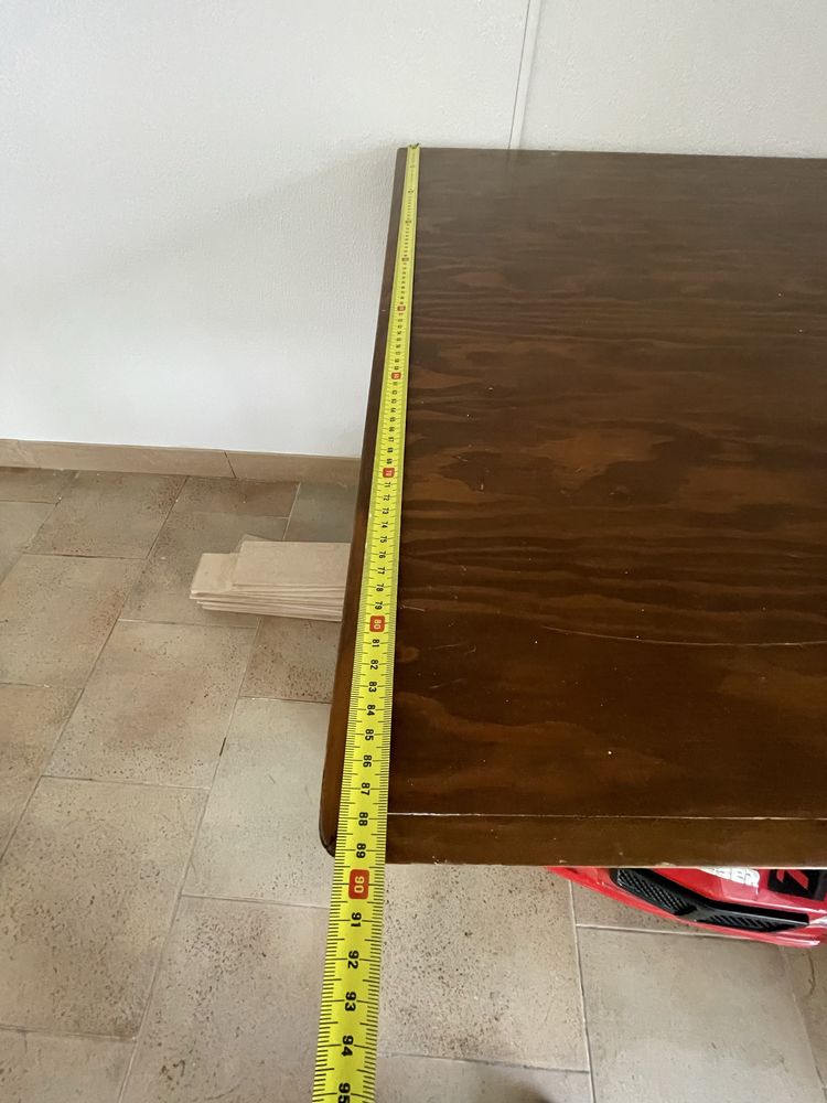 Mesa madeira quadrada em bom estado