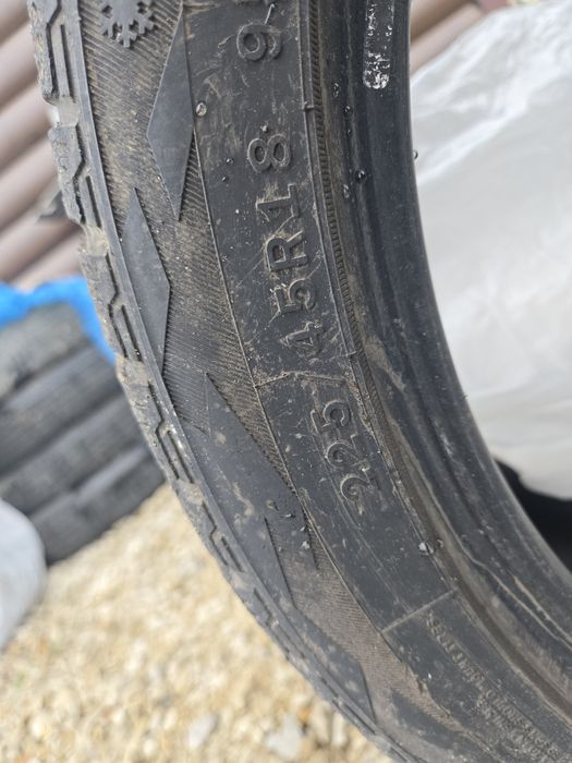 R18 225×45 Гарний стан.