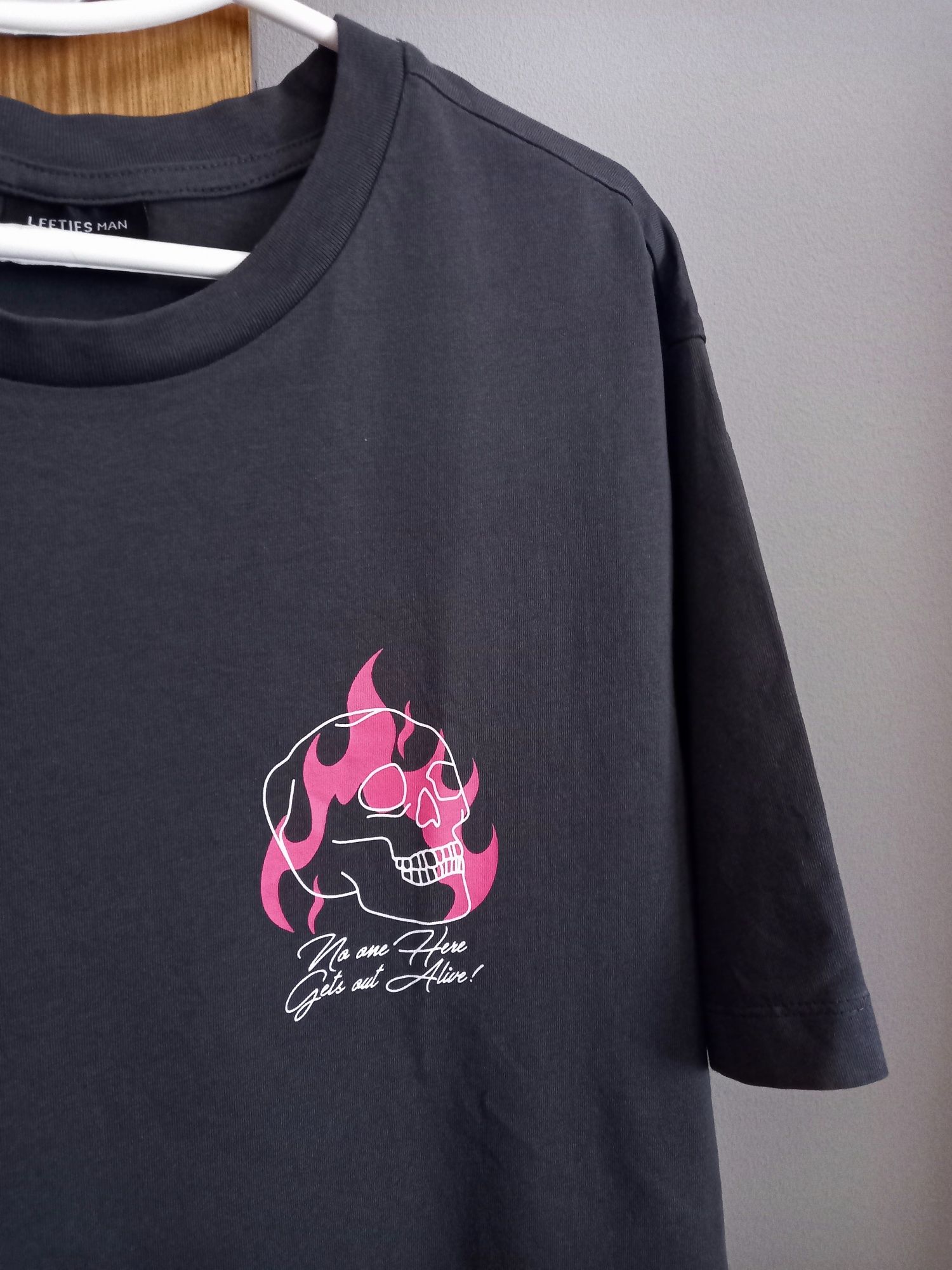 T-shirt c/ motivo caveira em chamas / tam S