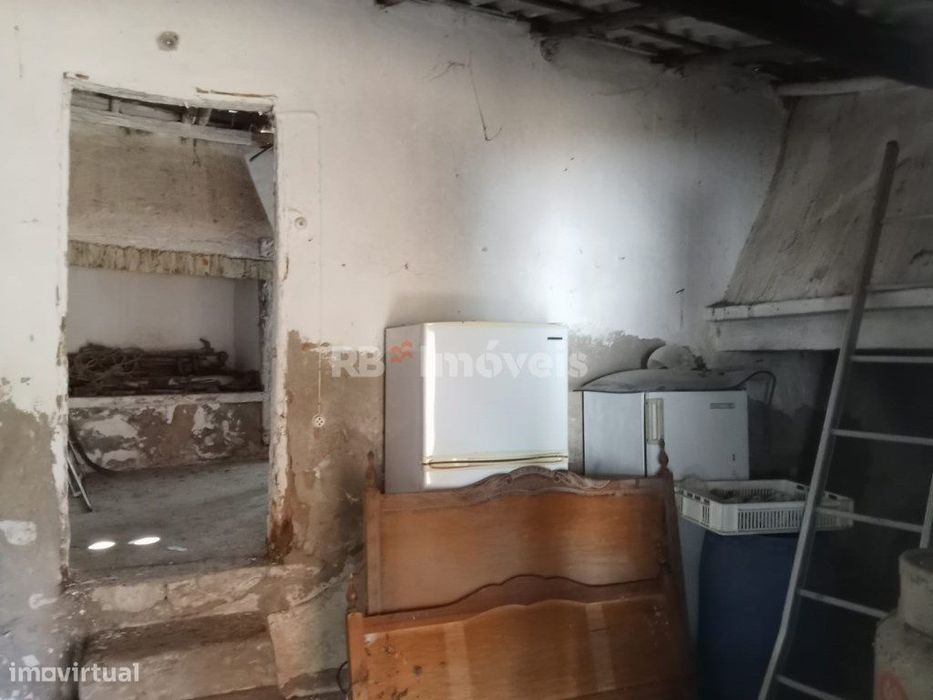 Conjunto de 3 barracões e um anexo com cozinha para recuperar com 3...