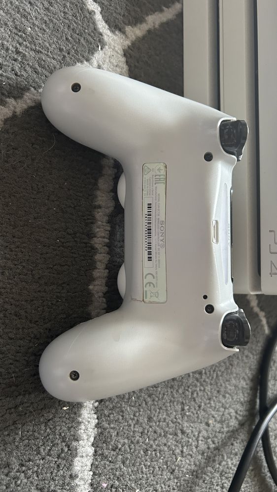 Konsola Ps4 Pro  i 2 Pady  wraz z stacją dokującą