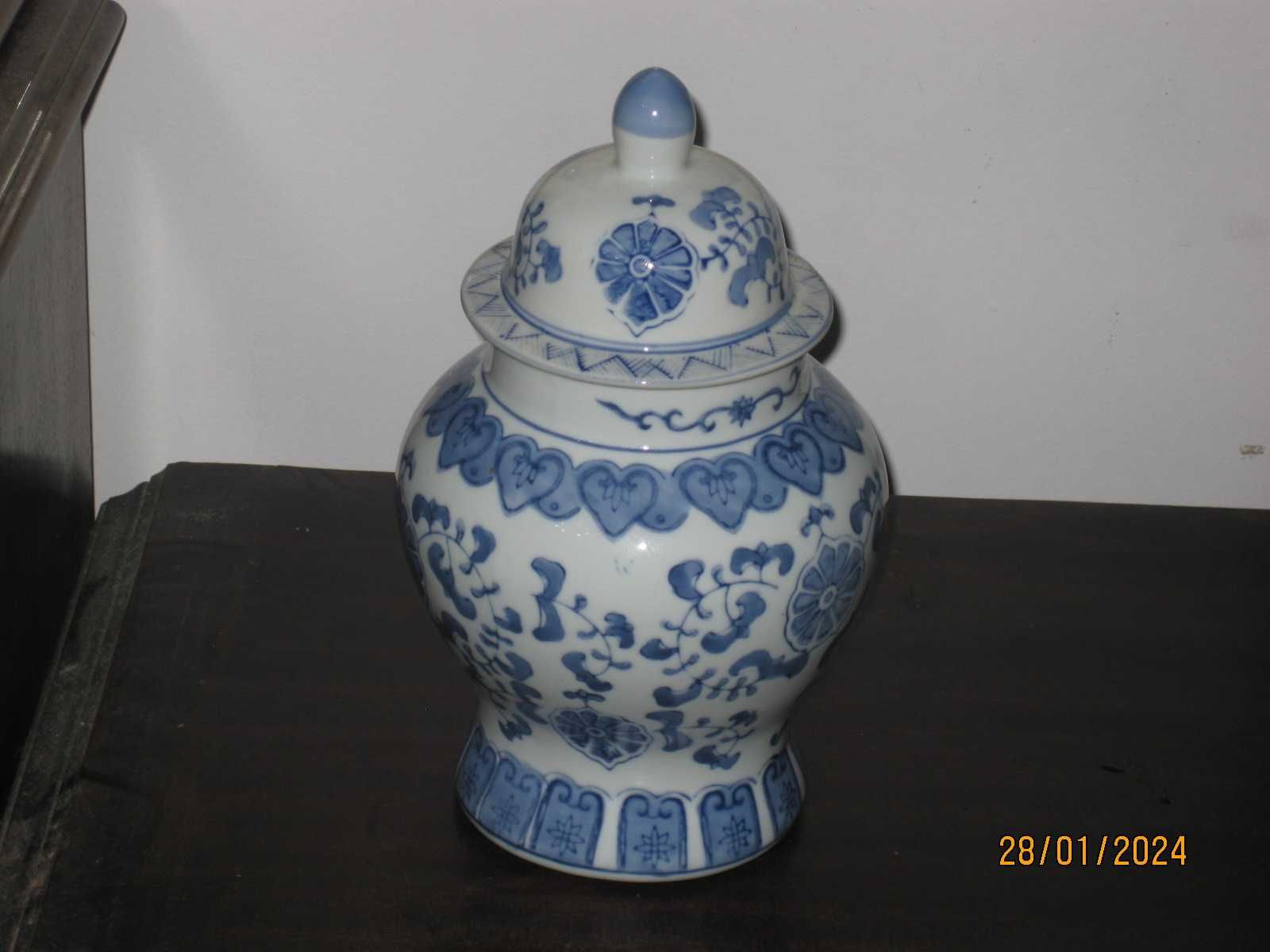 Pote em porcelana oriental