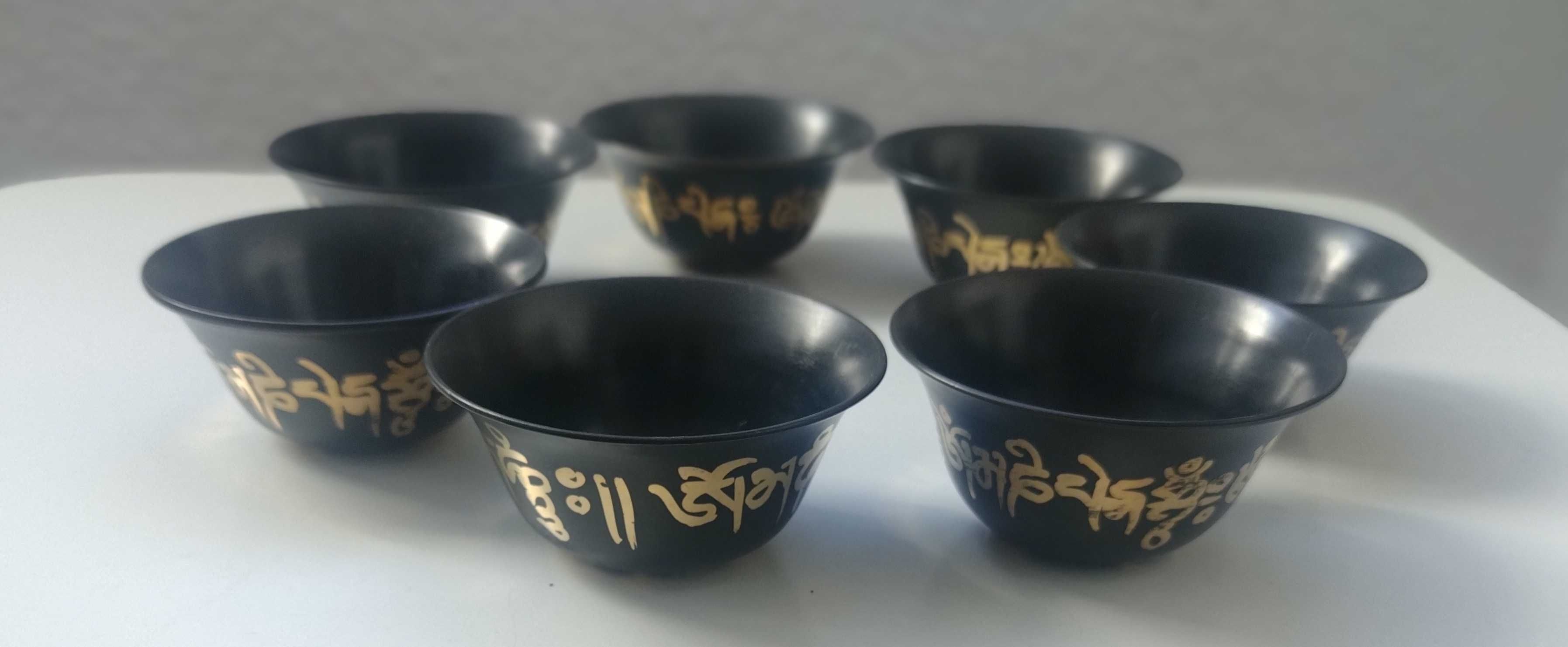 Taças tibetanas de oferendas, em preto e dourado